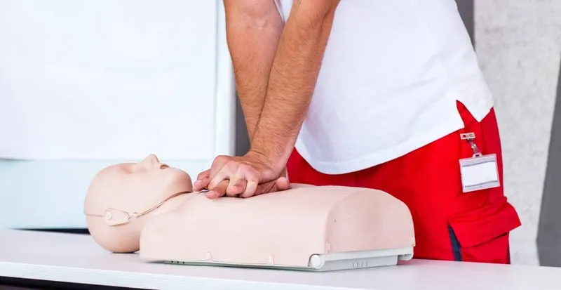 Práctica de RCP con maniquí en un curso de soporte vital básico y DEA
